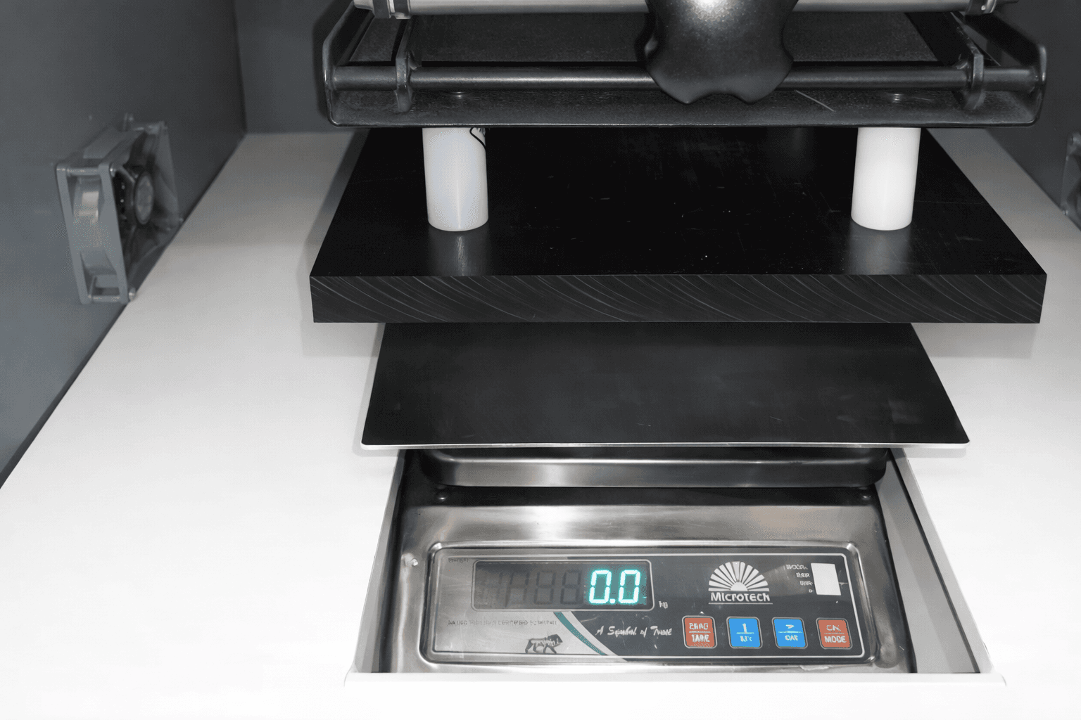 Electrohydrodynamic drying chamber with high voltage DC electric field and controlled airflow